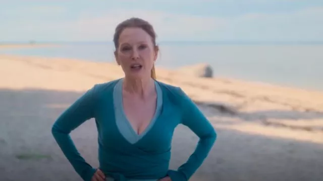 Beyond Yoga Spacedye Lift Your Spirits Bra worn by Michaela Kell (Julianne Moore) as seen in Sirens (S01E03)