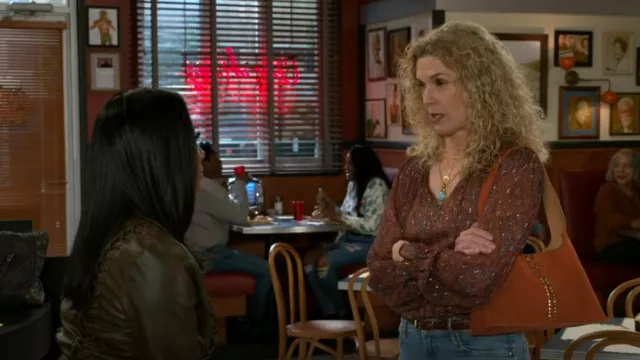 Blouse Paige Fia en Iced Slate Multi portée par Jan Morgan (Jerri Tubbs) comme on le voit dans Beyond the Gates (S01E51)