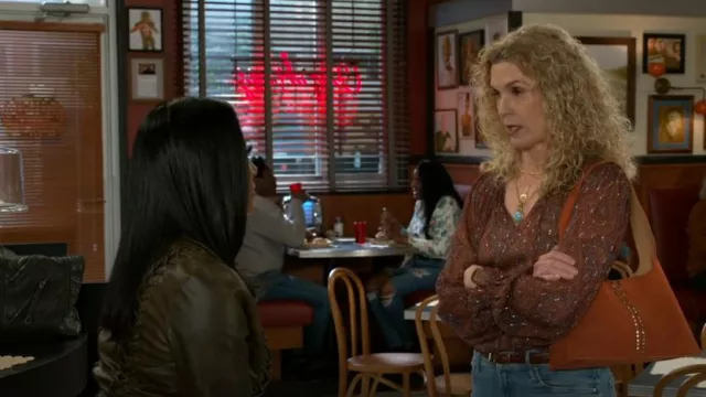 Sac à clous Hobo Joni porté par Jan Morgan (Jerri Tubbs) comme on le voit dans Beyond the Gates (S01E51)