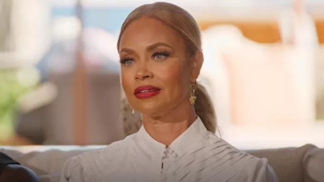 Pendientes con dijes La Medusa de Versace usados por Gizelle Bryant como se ve en Love Hotel (S01E05)