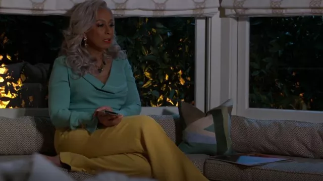 Oscar de la Renta Blouse drapée en crêpe de soie mélangée à empiècements de tulle portée par Anita Dupree (Tamara Tunie) comme on le voit dans Beyond the Gates (S01E52)
