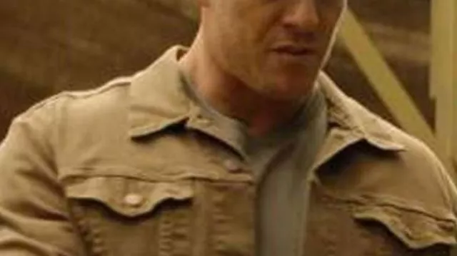 Alan Ritchson Reacher 2022 Chaqueta marrón usada por Jack Reacher (Alan Ritchson) en Reacher (S01)
