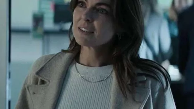 Reacher Karla Dixon Gabardina usada por Karla Dixon (Serinda Swan) en Reacher (T02)