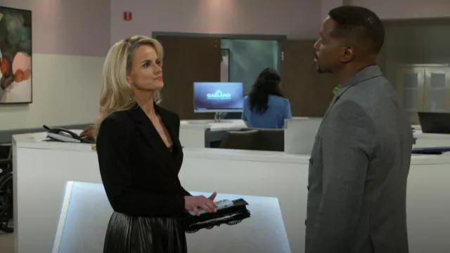 Blazer corto usado por Vanessa McBride (Lauren Buglioli) como se ve en Beyond the Gates (T01E59)