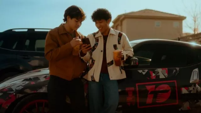 Dickies New Canvas Jacket portée par Chris De La Rosa (Sean Lew) comme on le voit dans The Cleaning Lady (S04E06)