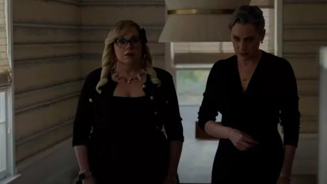 Autoportrait Mini-robe noire bouclée pour femmes portée par Penelope Garcia (Kirsten Vangsness) comme on le voit dans Esprits criminels (S18E03)