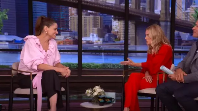 Blusa de algodón con volantes con detalle de lazo icónico de Patou usada por Amanda Peet como se vio en LIVE with Kelly and Mark el 26 de mayo de 2025