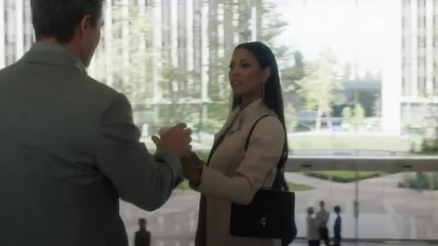 Courrèges Buckle Twill Long Coat porté par Erica Rollins (Lex Scott Davis) comme on le voit dans Suits LA (S01E13)