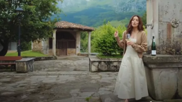 Robe midi Staud Wells portée par Eva Longoria vue dans Eva Longoria : À la recherche de l’Espagne (S01E04)