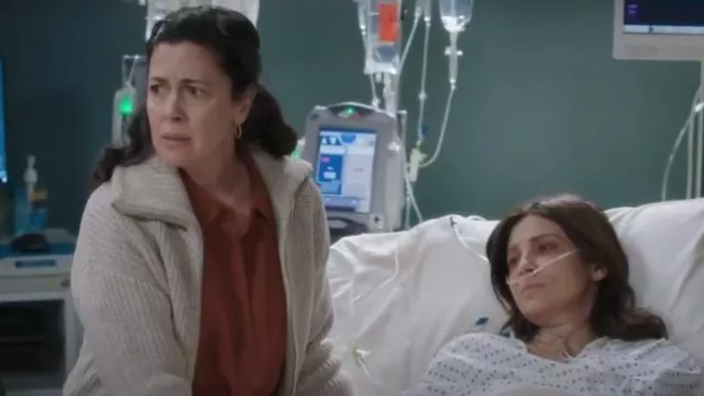Cárdigan con cremallera y punto acogedor de Zella usado por Jacqueline Mazarella como se ve en Grey's Anatomy (T21E18)