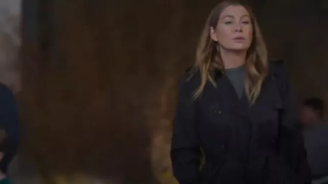 Gabardina de Burberry usada por Meredith Grey (Ellen Pompeo) como se ve en Anatomía de Grey (T21E18)