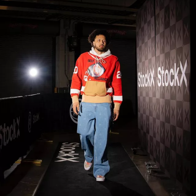 Martine Rose Blue Allover Restricted Symbol Jeans porté par Cade Cunningham sur le compte Instagram @detroitpistons