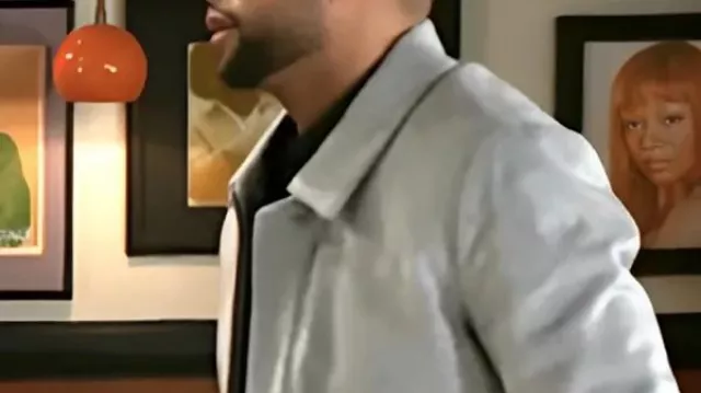 Beyond the Gates Brandon Claybon Blouson aviateur en laine porté par Martin Richardson (Brandon Claybon) dans Beyond the Gates (S01)