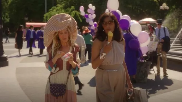 Sac à main en tissu violet Pierre Cardin porté par Carrie Bradshaw (Sarah Jessica Parker) comme on le voit dans And Just Like That... (S03E01)