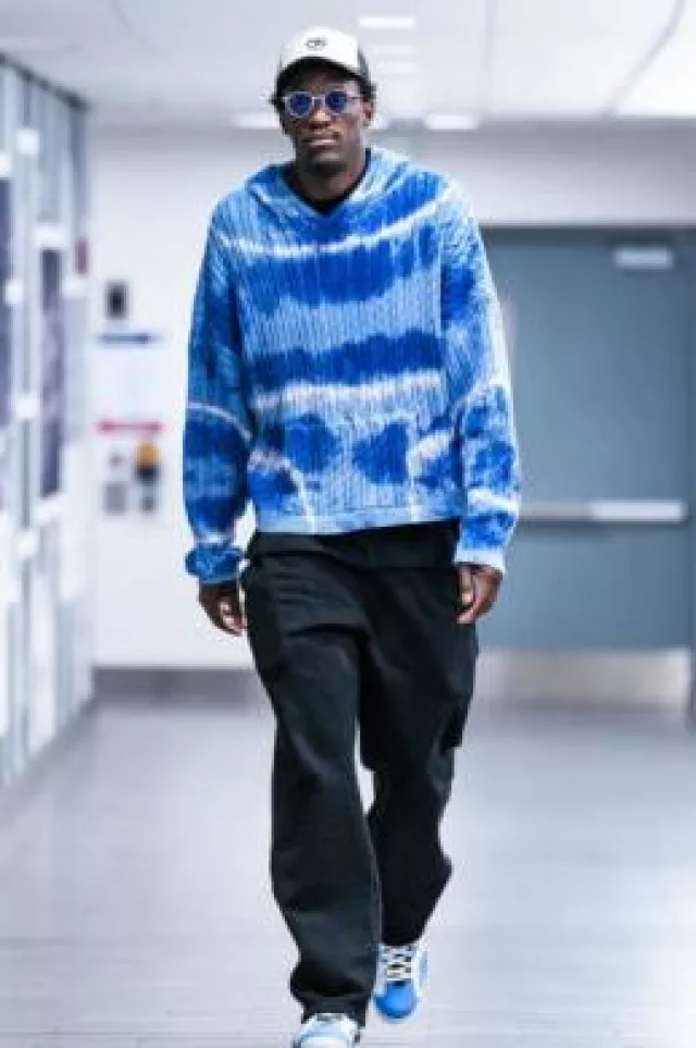 Sweat à capuche MNML Blue Tie Dye Cable Knit porté par Pascal Siakam sur le compte Instagram @pacers