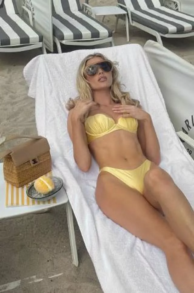 Top de bikini en forma de concha de Elsa Hosk x Na-Kd usado por Elsa Hosk en la publicación de la colección Na-Kd el 29 de mayo de 2025