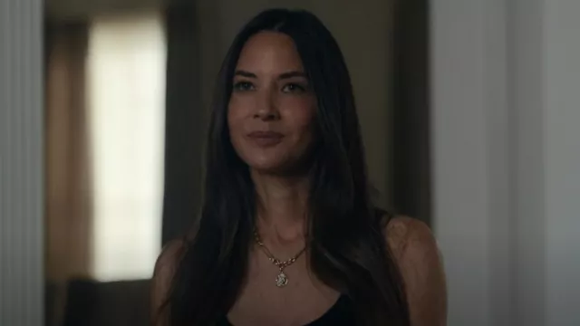 Foundrae Pendentif médaillon floral en or jaune 18 carats avec diamants porté par Sam (Olivia Munn) comme on le voit dans Your Friends & Neighbors (S01E09)