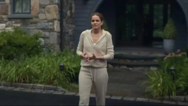 Suéter con capucha con cremallera frontal y cachemira color crema Loro Piana usado por Mel (Amanda Peet) como se ve en Your Friends & Neighbors (S01E09)