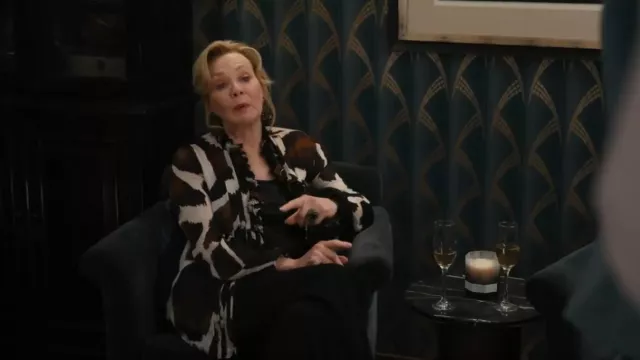 Roberto Cavalli Blusa de volantes de seda transparente con estampado animal usada por Deborah Vance (Jean Smart) como se ve en Hacks (T04E10)