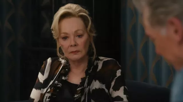Pendientes colgantes rectangulares de diamantes de imitación Denifery usados por Deborah Vance (Jean Smart) como se ve en Hacks (S04E10)