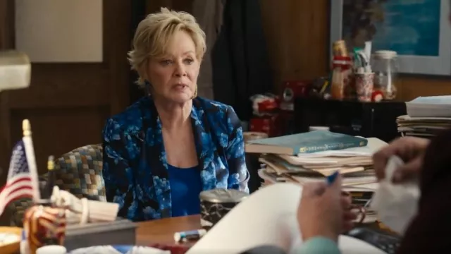 Alice + Olivia Macey Blazer usado por Deborah Vance (Jean Smart) como se ve en Hacks (T04E10)