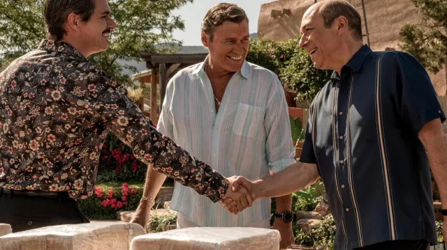 La camisa turquesa a rayas que usa Don Eladio (Steven Bauer) en Better Call Saul (T05E10)