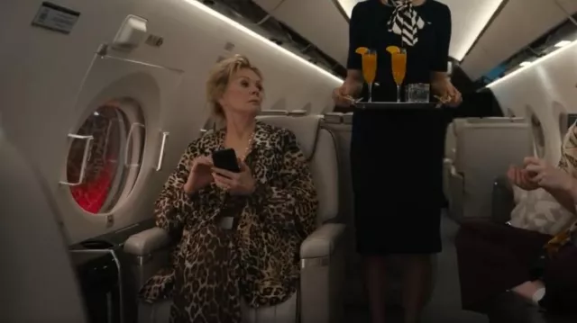 Zimmermann Leopard SHirt usado por Deborah Vance (Jean Smart) como se ve en Hacks (S04E10)