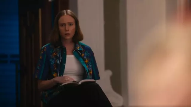 Urban Outfitters Chemise à manches courtes portée par Ava (Hannah Einbinder) comme on le voit dans Hacks (S04E10)