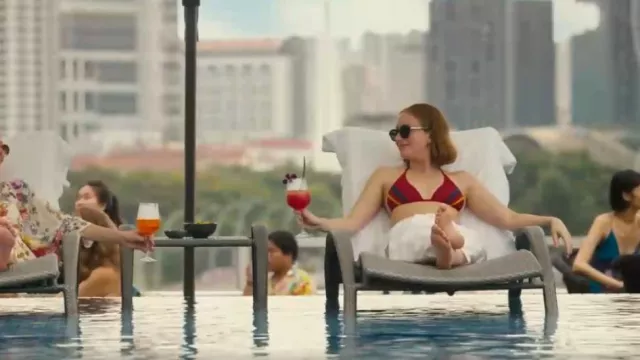 Bikini de 5 rayas de Aviator Nation usado por Ava (Hannah Einbinder) como se ve en Hacks (T04E10)