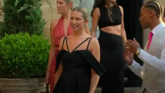 Sandales plates cache-cœur en daim noir Studio Beige portées par Stassi Schroeder comme on le voit dans Vanderpump Villa (S02E07)