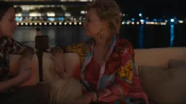 Camisa de cristal Agua Bendita usada por Deborah Vance (Jean Smart) como se ve en Hacks (T04E10)