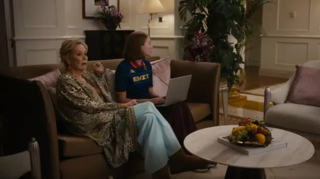 Camiseta de fútbol Kappa Athens Kallithea FC usada por Ava (Hannah Einbinder) como se ve en Hacks (T04E10)