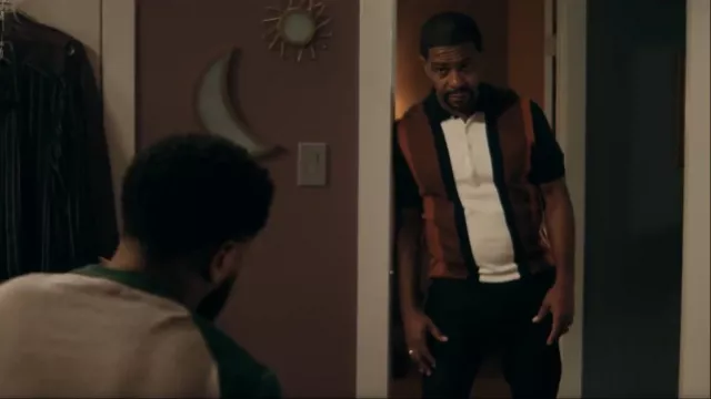 Polo de punto de rayas azul marino vertical Ben Sherman usado por Darnell (Rolando Boyce) como se ve en The Chi (S06E09)