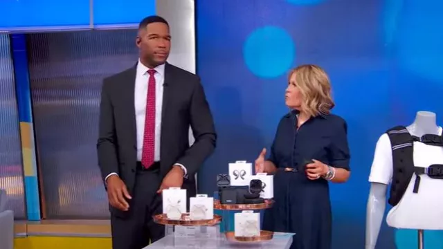 Vestido camisero midi de mezclilla elástica de Akris usado por Tory Johnson visto en Good Morning America el 29 de mayo de 2025