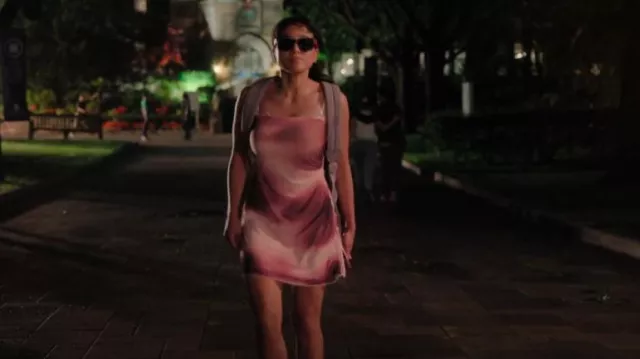 Vêtements de garage Robe asymétrique en maille froncée portée par Carmen (Wally Baram) comme on le voit dans Surcompensation (S01E02)