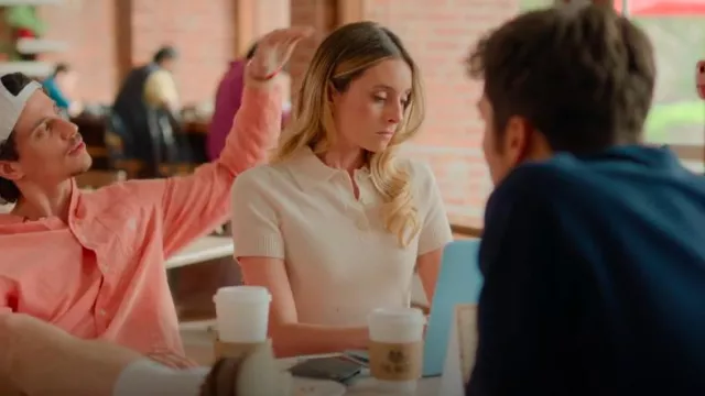 J Crew Cashmere Cropped Sweater-Polo porté par Grace (Mary Beth Barone) comme on le voit dans Overcompensating (S01E03)