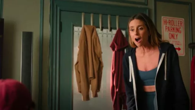 Soutien-gorge Lululemon Flow Y Nulu porté par Grace (Mary Beth Barone) comme on le voit dans Surcompensation (S01E05)