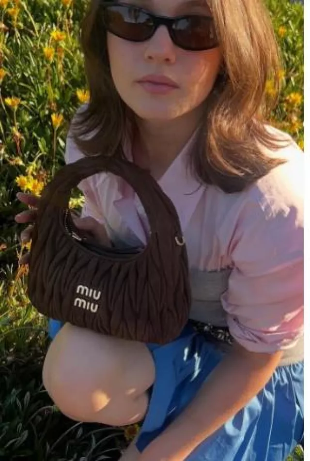 Miu Miu Wander Matelasse Mini Bag usado por Cailee Spaeny en su Instagram el 1 de junio de 2025