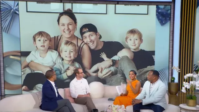 McQueen Robe midi sans manches en jersey de soie drapé portée par Tamron Hall lors du spectacle de Tamron Hall le 2 juin 2025