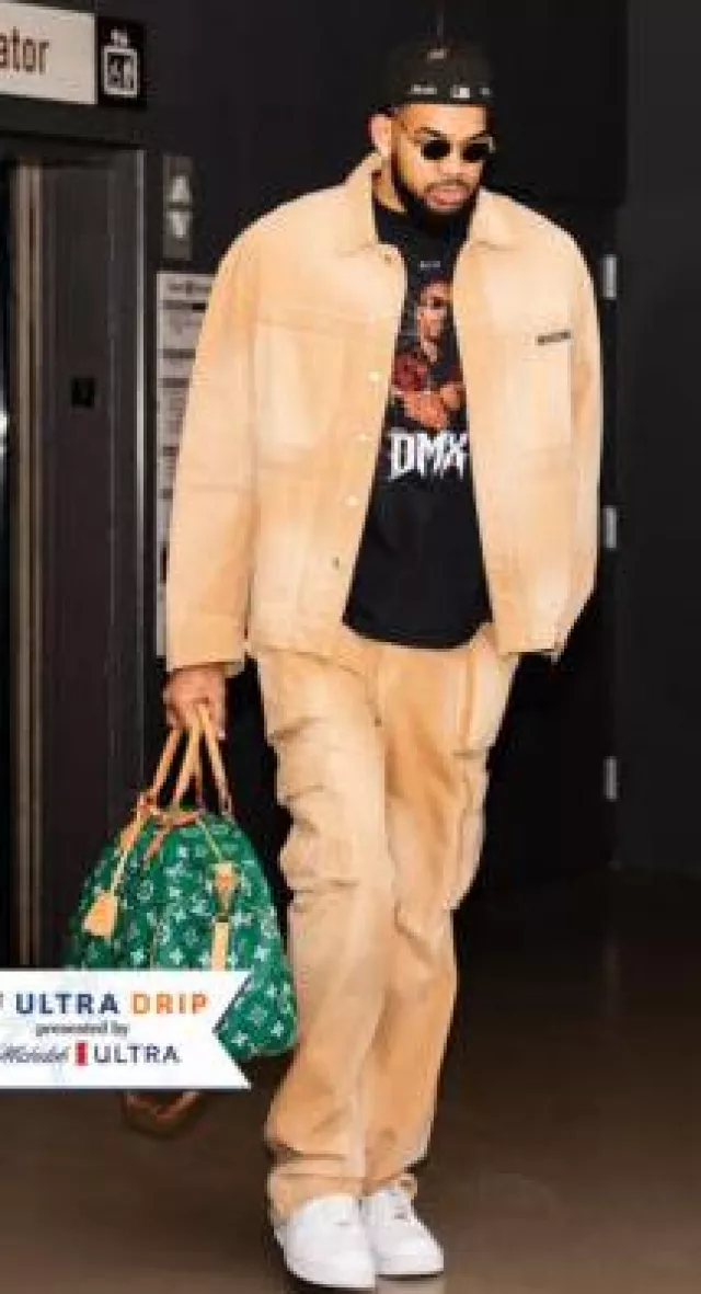 Camiseta de manga larga negra Yeezy x Balenciaga x DMX usada por Karl-Anthony Towns en la cuenta de Instagram @houstonrockets