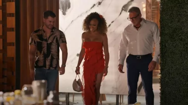 Oh Polly Nevali Bandeau Detalle de volantes Maxi vestido en rojo usado por Ashley Darby como se ve en Love Hotel (S01E06)