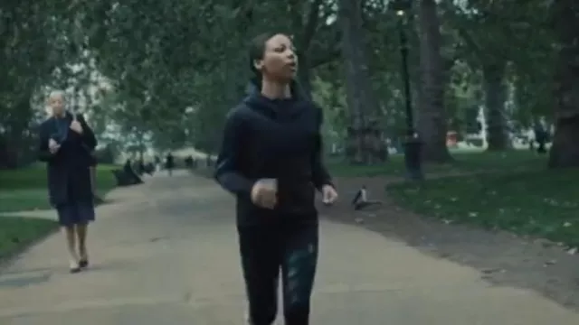 Pressio Power Tight-Mid Rise para mujer usada por Harper Stern (Myha'la Herrold) como se ve en Industry (S03E06)