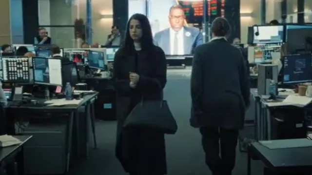 Aspinal of London Paris Grand sac à bandoulière en cuir embossé avec logo porté par Yasmin Kara-Hanani (Marisa Abela) comme on le voit dans l’industrie (S03E06)
