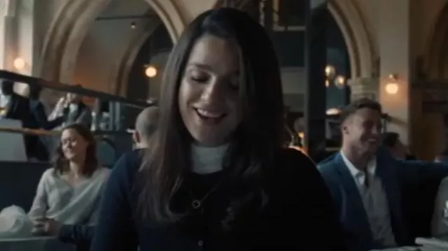 Van Cleef & Arpels Pendentif Alhambra Vintage porté par Yasmin Kara-Hanani (Marisa Abela) vu dans Industry (S03E06)
