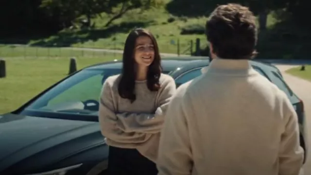Pull en alpaga Arket porté par Yasmin Kara-Hanani (Marisa Abela) vu dans l’industrie (S03E08)