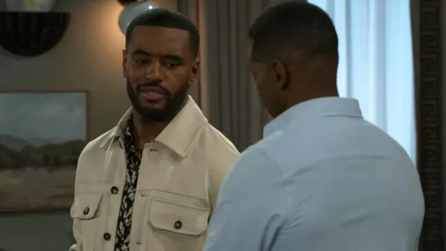 Camisa estampada de Saint Laurent usada por Andre Richardson (Sean Freeman) como se ve en Beyond the Gates (S01E63)