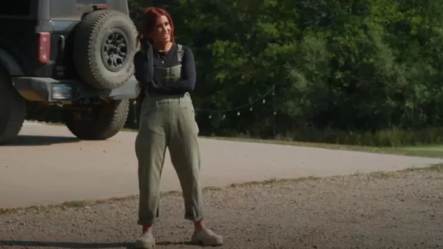 Free People Ziggy Overalls portée par Chelsea DeBoer comme on le voit dans Down Home Fab (S03E02)
