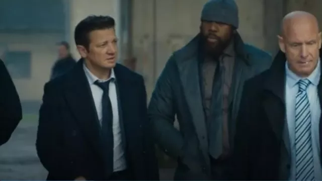 Abrigos de mezcla de lana de Michael Kors usados por Mike McLusky (Jeremy Renner) como se ve en Mayor of Kingstown (S03E08)