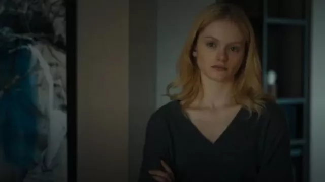 Équipement Pull à col en V porté par Iris (Emma Laird) tel qu’on le voit dans Mayor of Kingstown (S03E08)