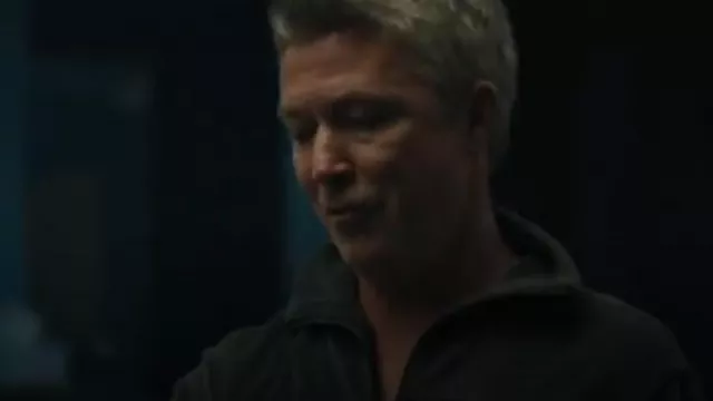 NP Streetwear: Cuello grueso usado por Milo (Aidan Gillen) como se ve en Mayor of Kingstown (S03E09)